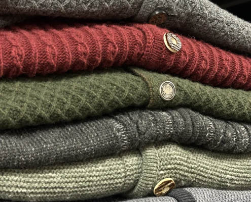 Herrenstrickjacken mit verschiedensten Strickmustern und Farben Herrenstrickjacken mit verschiedensten Strickmustern und Farben