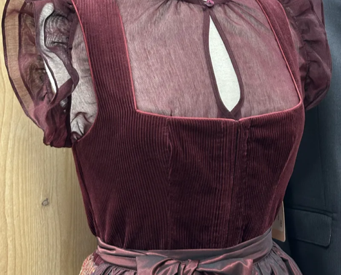 Dirndl mit Cordmieder in Bordeaux Dirndl mit Cordmieder in Bordeaux