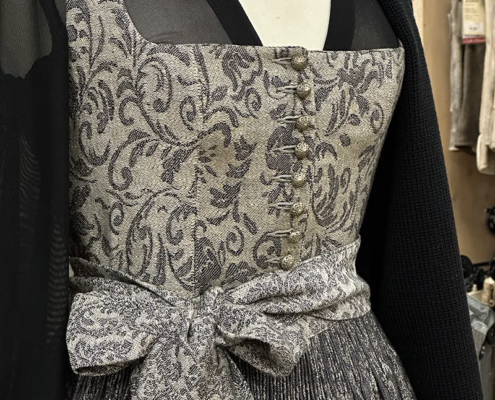 Dirndl mit schwerem Brokatstoff und feinen Goldknöpfen Dirndl mit schwerem Brokatstoff und feinen Goldknöpfen