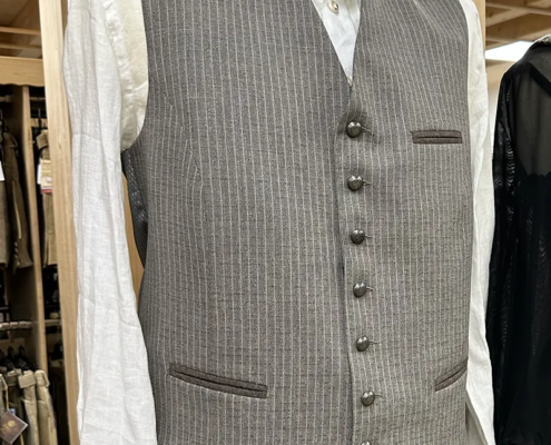 Fein gestreifte Trachtenweste, ideal kombiniert zum weißen Hemd Fein gestreifte Trachtenweste, ideal kombiniert zum weißen Hemd