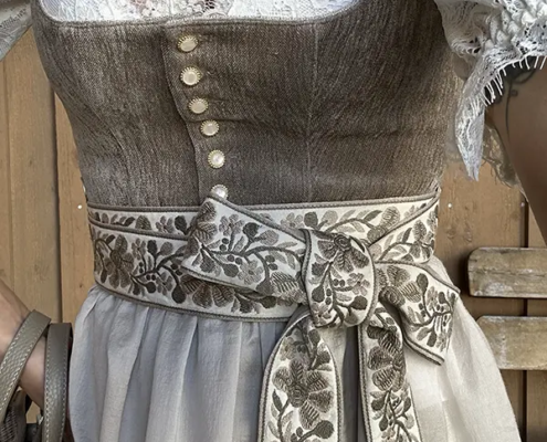 Dirndl mit Brokatschleife, braun