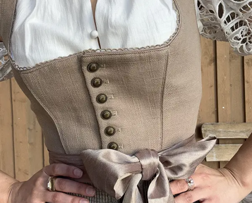 Dirndl mit Leinenmieder, hellbraun, Bluse mit Lochstickerei