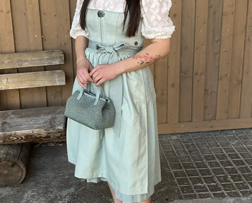 Dirndl in Salbei, Bluse Ausbrenner