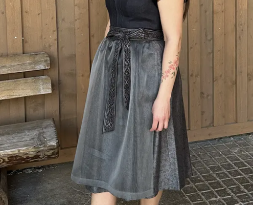 Dirndl schwarz, Bluse transpartent gepunktet