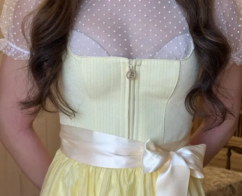 Dirndl in Trendfarbe Gelb, Bluse transpartent gepunktet