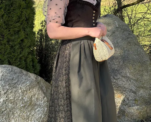 Eigenkreation Sedlmeir: Samtdirndl mit klassischer Linienführung Eigenkreation Sedlmeir: Samtdirndl mit klassischer Linienführung