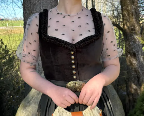 Eigenkreation Sedlmeir: Samtdirndl mit feinen Details Eigenkreation Sedlmeir: Samtdirndl mit feinen Details
