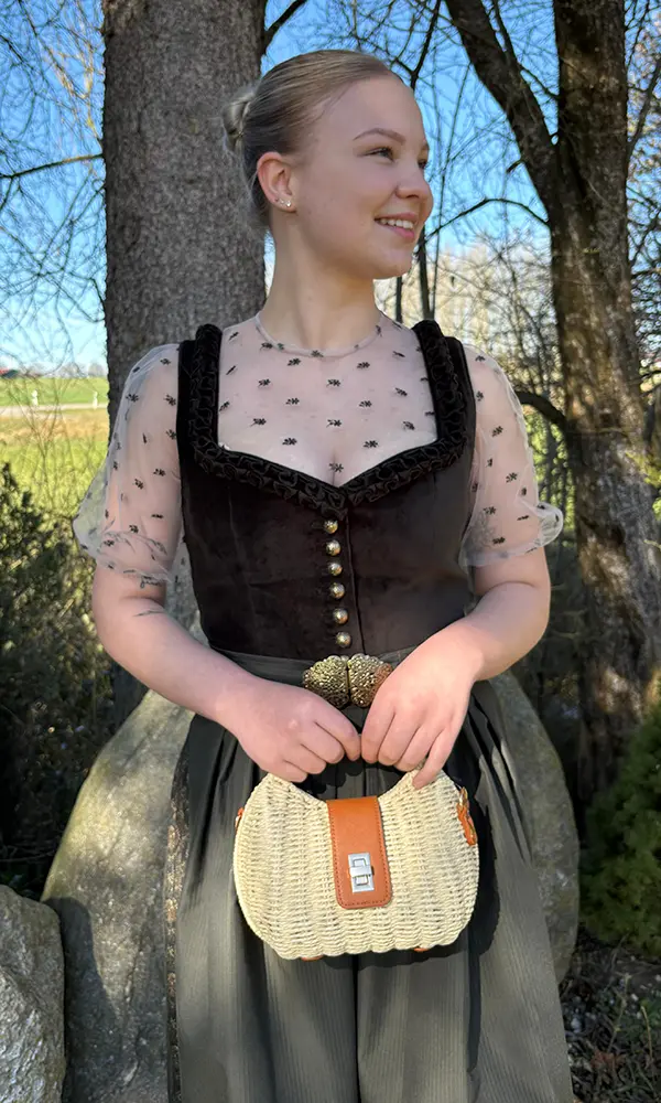 Eigenkreation Sedlmeir: Samtdirndl mit feinen Details Eigenkreation Sedlmeir: Samtdirndl mit feinen Details