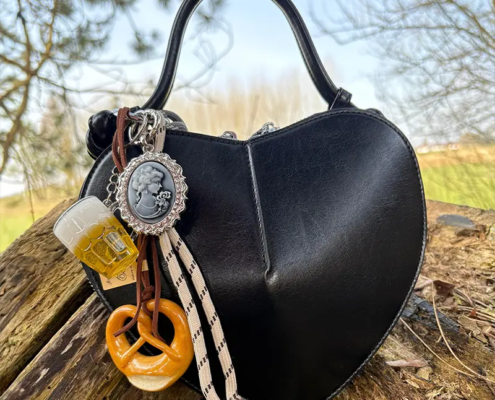 Trachten-Herztasche schwarz, Taschenanhängern Trachten-Herztasche schwarz, Taschenanhängern
