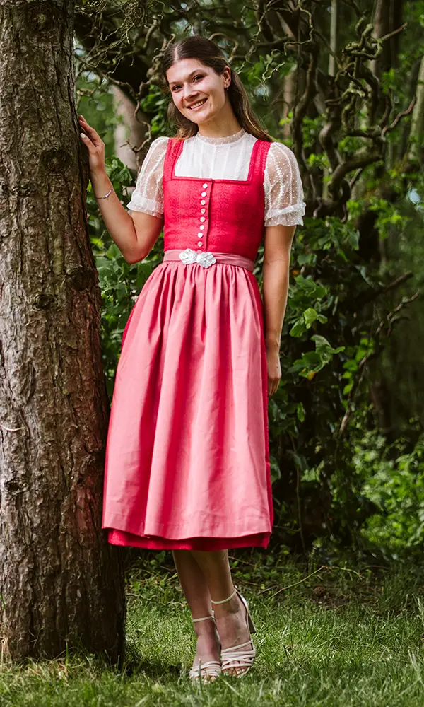 Dirndl Hofer mit gepunkteter Tüllbluse Dirndl Hofer mit gepunkteter Tüllbluse