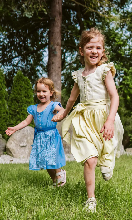 Dirndl gelb: Deiser, Dirndl blau: Isar-Trachten Dirndl gelb: Deiser, Dirndl
