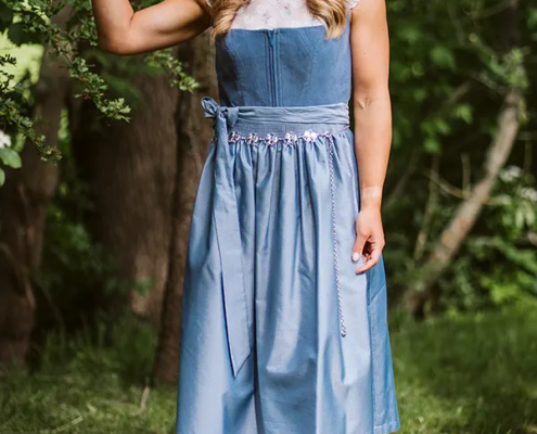 Dirndl: Stockerpoint; Bluse: von Spieth & Wensky Dirndl: Stockerpoint; Bluse: Spieth & Wensky