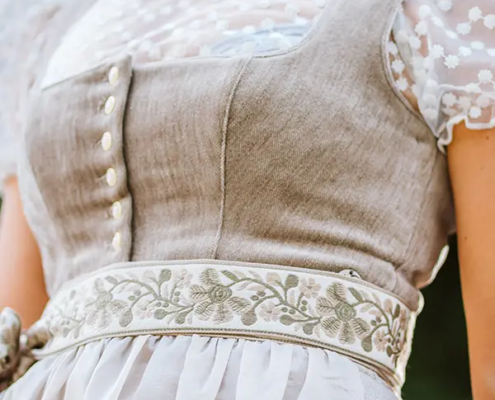 Brokat-Leinendirndl Detail