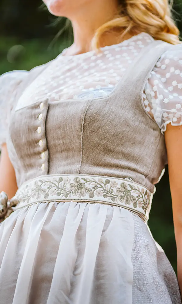 Brokat-Leinendirndl Detail