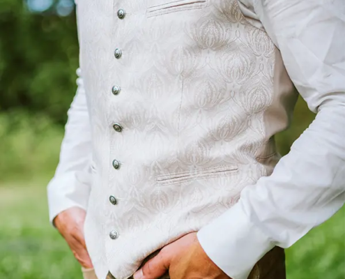 Herrenweste offwhite detail Herrenweste offwhite detail