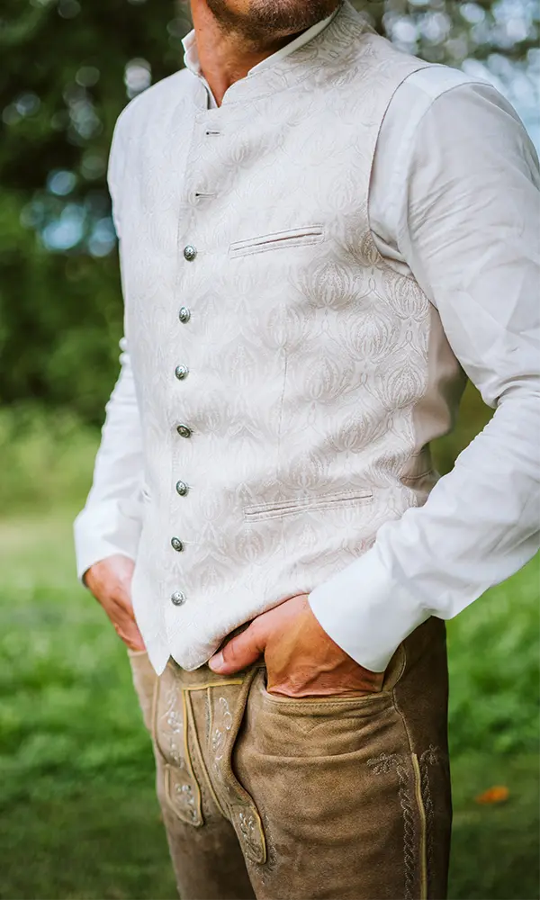 Herrenweste offwhite detail Herrenweste offwhite detail