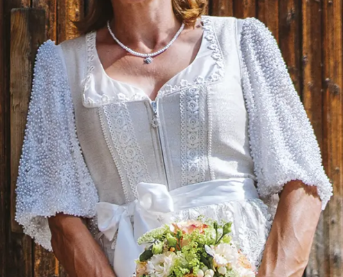 brautkleid-perlenbluse