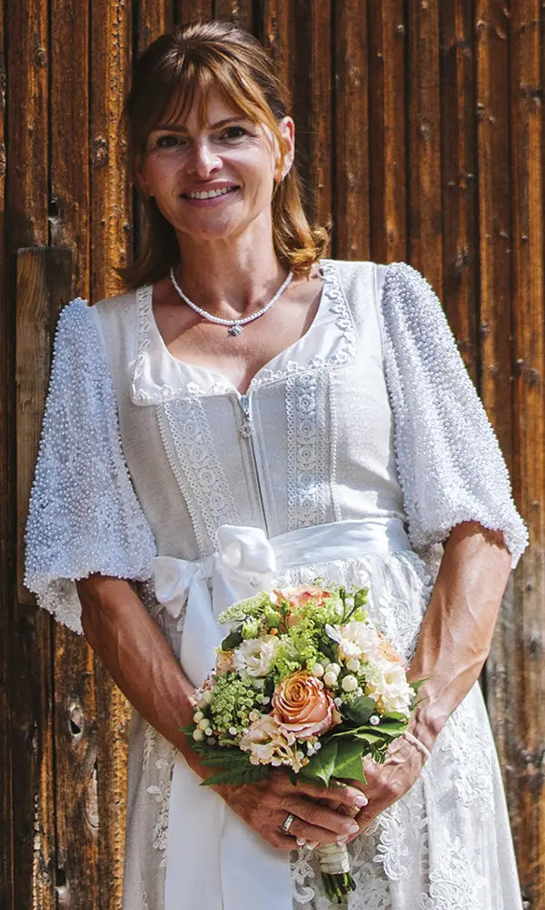 brautkleid-perlenbluse
